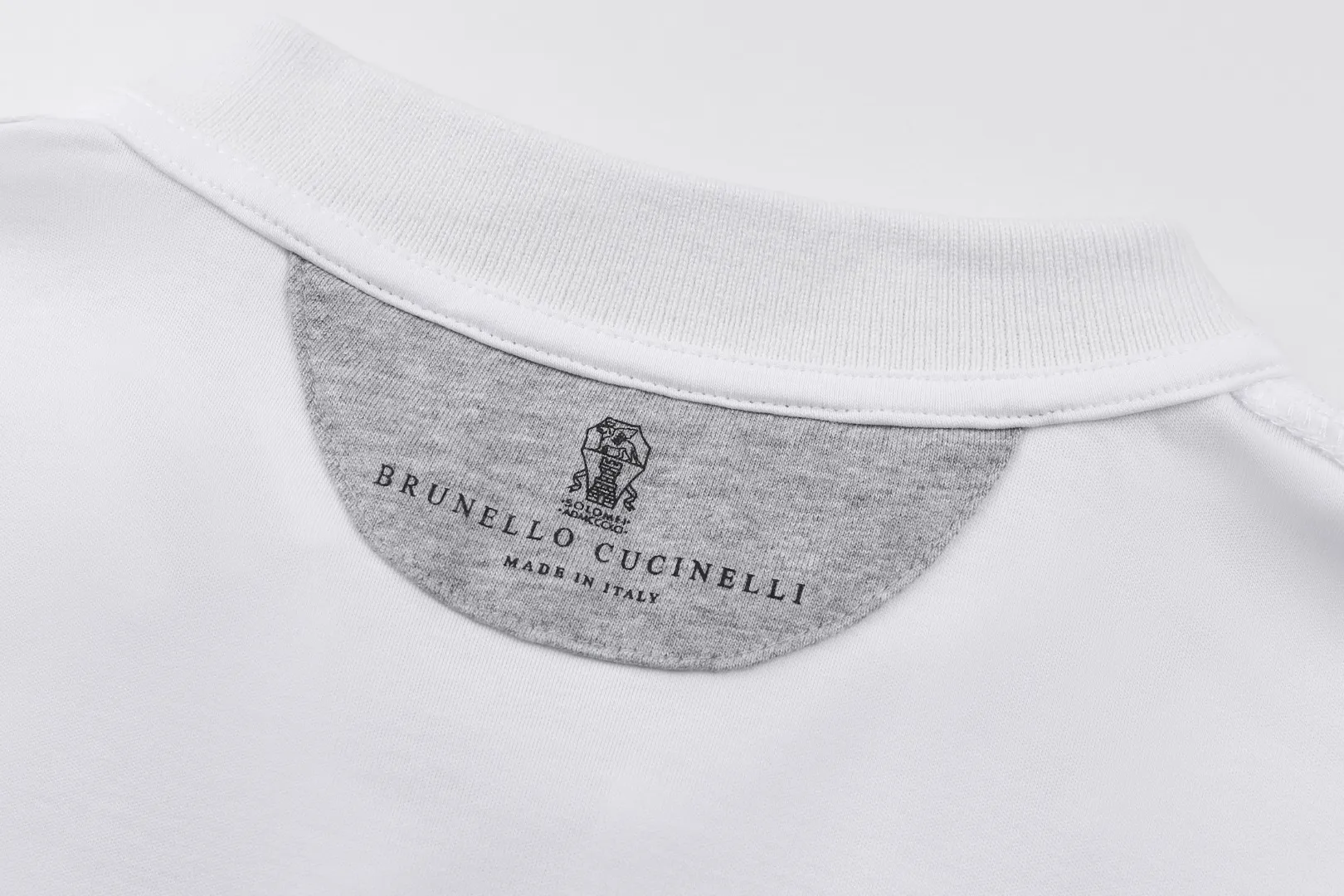 PP 145 Brunello Cucinelli 26SS striped embroidered POLO shirt ●Purchased and developed by Authentic 4113 ●Liquid ammonia silk soft cotton 190g ●Flat machine rib ●Imported embroidery ●Glue printing ●Fabric enzyme washing ●Customized 1:1 buttons ●Customized 1:1 trademark ●Fit version ●Size: S M L XL ●Style number: 26087/2B#00